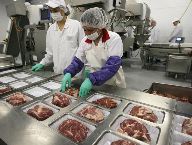 РАБОТНИКИ НА ПРОИЗВОДСТВО. Производство и упаковка мясной продукции.